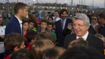 Enrique Cerezo, con Mario Suárez de fondo.