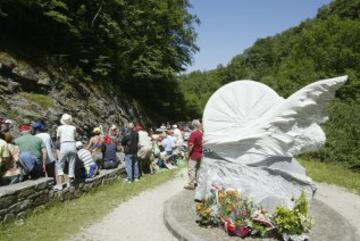 El italiano Fabio Casartelli, campeón olímpico de ruta en Barcelona 92, falleció en una caída durante el descenso del puerto de Portet-d'Aspet en la decimoquinta etapa del Tour de Francia. En la imagen el monumento en su recuerdo.