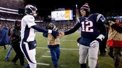 Peyton Manning saluda a Tom Brady despu&eacute;s del partido.