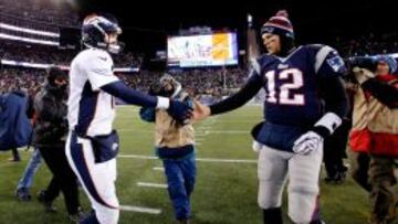 Peyton Manning saluda a Tom Brady despu&eacute;s del partido.