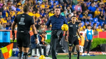 AME9307. MONTERREY (MÉXICO), 16/03/2024.- El entrenador Robert Dante Siboldi (c) de Tigres controla un balón este sábado, durante un partido de la jornada 12 del Torneo Clausura 2024 entre Tigres y Mazatlan, en el estadio Universitario de la ciudad de Monterrey (México). EFE/Miguel Sierra