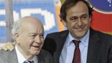 <b>GALARDONADO.</b> El astro argentino recibió el premio Presidente UEFA de manos de Michel Platini.