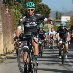 Sagan exhibe su maillot arcoíris del Bora haciendo caballitos