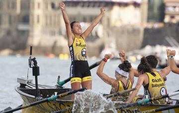 Las chicas de la trainera de Orio celebran la victoria en la Bandera de la Concha femenina.