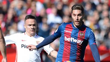 Sevilla&#039;s Spanish midfielder Roque Mesa (L) vies with Levante&#039;s Spanish midfielder Ruben Rochina during the Spanish league football match between Sevilla FC and Levante UD at the Ramon Sanchez Pizjuan stadium in Seville on January 26, 2019. (Pho