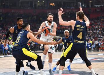 Sergio Lullu entre Kostas Sloukas y Nicolo Melli.