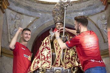 La plantilla de Osasuna en la parroquia de San Lorenzo donde ofrecieron el ascenso a Primera Division a San Fermín.