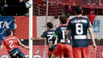 <b>DISPAROS LEJANOS. </b> Roberto apenas tuvo que intervenir ya que el Atlético sólo inquietó a Osasuna con disparos lejanos y desviados, como el de la imagen.