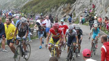 El grupo de los favoritos, con Alberto Contador y Alejandro Valverde, en la subida a los Lagos de Covadonga en la Vuelta a Espa&ntilde;a 2014.