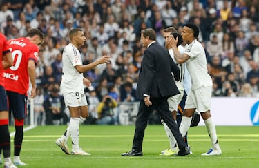 Militao le da un beso a Rodrygo tras su lesin. Ms tarde se  tendra que marchar el mismo. 