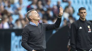 Fran Escribá realiza indicaciones desde la banda en un partido del Celta en Balaídos.