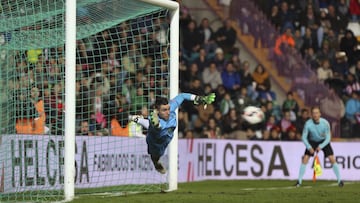 El guardameta del Guijuelo, Enrique Royo, intenta detener el penalti lanzado por el centrocampista del Atlético de Madrid, Saúl Ñiguez.