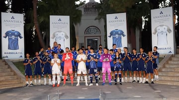 Plantilla del Marbella en la presentación de las nuevas camisetas.