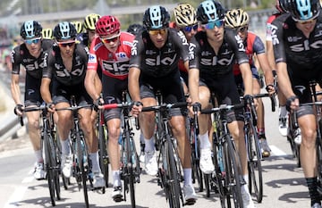 Froome rodeado de su equipo. 