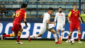 Savic persigue al romanista Under durante el partido.