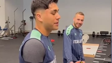A Damián Pizarro le celebran el cumpleaños y su reacción sorprende al Udinese: ¡sacó aplausos!