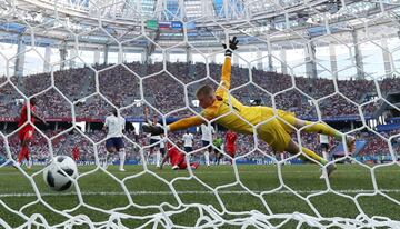 El balón golpeando el fondo de la red