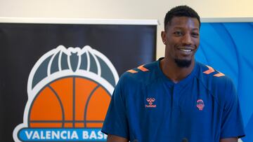GRAFCVA9451. VALENCIA, 24/09/2025.- El pívot internacional español Yankuba Sima durante su presentación como nuevo jugador del primer equipo masculino del Valencia Basket para las tres próximas temporadas. EFE/Miguel Ángel Polo.