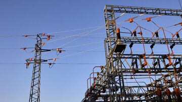 Precio de la luz: la CNMC denuncia que algunas el¨¦ctricas cobran m¨¢s de lo debido