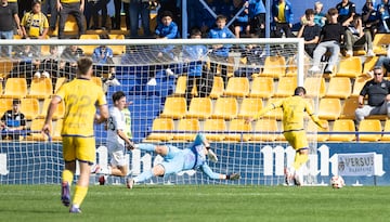 Esteban Aparicio hace el 1-0, tras regatear a Fran González.