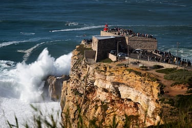 Vista general del Fuerte de São Miguel Arcanjo y el faro de Nazaré.