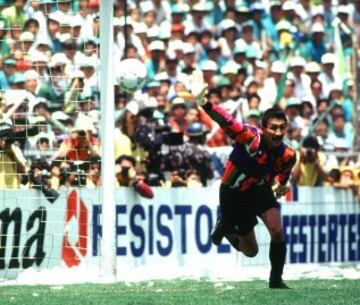 Consiguió dos subcampeonatos con la Máquina Cementera de Cruz Azul. Participó en la Copa del Mundo de México 1986, donde llegaron hasta los Cuartos de Final.