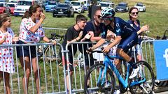 Enric Mas llega a línea de meta en Peyragudes.