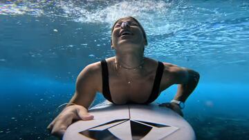 La surfista Coco Ho, en POV haciendo el pato en el mar grabada con GoPro.