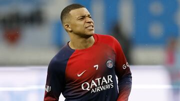 Mbappé, en el calentamiento previo al Olympique de Marsella-PSG de la Ligue 1.