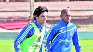 <b>EN SUS MANOS. </b>Lafita y Ewerthon, durante el entrenamiento de ayer del Real Zaragoza.