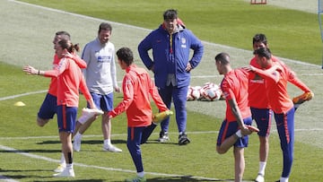 Lucas estirando en una sesión del Atleti ante el Cholo.