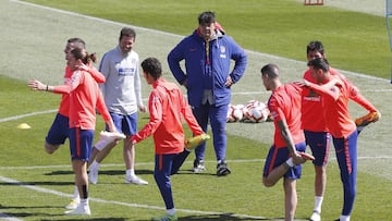 Lucas estirando en una sesi&oacute;n del Atleti ante el Cholo.