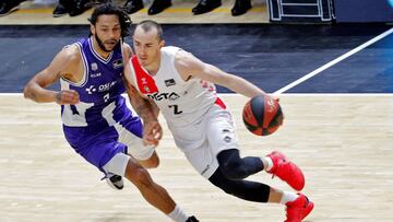 GRAFCVA6009. VALENCIA, 17/06/2020.-- El base-escolta estadounidense del Kirolbet Baskonia, Pierri&aacute; Henry, defiende al base franc&eacute;s del Retabet Bilbao Basket, Jonathan Rousselle, durante el tercer partido de la primera jornada de la fase final de la Liga ACB que disputan en el pabell&oacute;n de la Fuente de San Luis de Val&eacute;ncia. EFE/Manuel Bruque