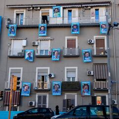 Los jugadores del Nápoles, en la fachada de un edificio