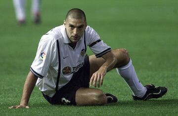 El Valencia pagó 9 millones de dólares, a mediados de 2000. Jugó la Champions League, perdiendo la final ante Bayern Munich por penales.