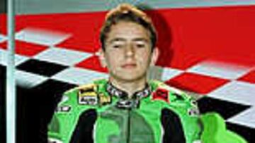 <B>CAIDA.</B>Jorge Lorenzo se ha complicado su participación en el Mundial de 125 cc. tras la caida sufrida en Montmelo, en los entrenamientos IRTA, y en la que se ha provocado una fisura en al clavícula.