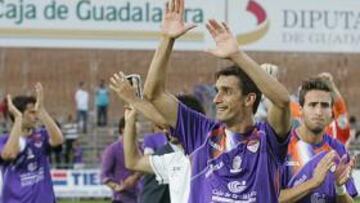 <b>OVACIÓN. </b>Los jugadores del Depor aplauden a la afición tras el 1-1 que les da el pase.