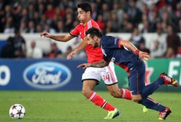 Andre Almeida, del Benfica y Ezequiel Lavezzi del PSG.