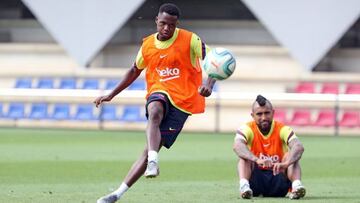 Ansu Fati ensaya el disparo a puerta en presencia de Vidal durante el entrenamiento de ayer.