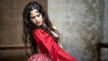La cantante catalana Rosal&iacute;a en su posado como &#039;Julieta&#039; para el calendario Pirelli 2020