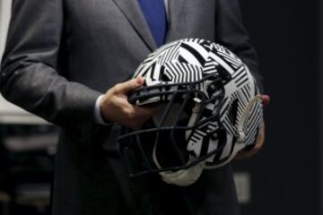 La NFL presentó este nuevo modelo de casco anticontusiones. Por dentro es exactamente igual, pero los dibujos de fuera hacen que te marees y te caigas redondo andes de chocar contra él. Tecnología punta.