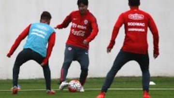 Valdés se lesiona y es liberado de La Roja para duelo ante Perú