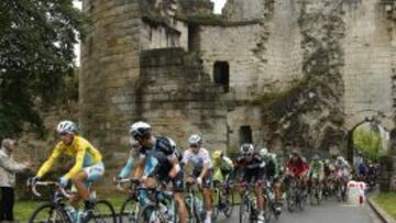 El italiano Vincenzo Nibali, l&iacute;der del Tour, comanda el pelot&oacute;n al comienzo de la etapa de ayer entre Arras y Reims.
 