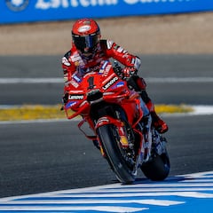 Reacción de Bagnaia en un carrusel de caídas