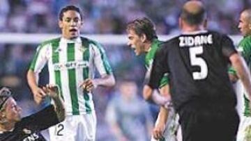 <b>TÁNGANA. </b>Ocurrió en la segunda parte. Fernando se lesionó y el Madrid no tiró el balón fuera. Tais hizo falta a Guti, éste protestó y al levantarse, Cañas le mandó de nuevo al suelo de un empujón. Se montó el lío y Pino Zamorano lo resolvió todo amonestando al capitán verdiblanco.