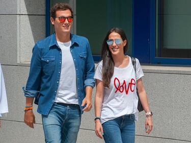 Hablamos de la pareja mediática por excelencia en este 2019. Albert Rivera, líder por aquel entonces de Ciudadanos, y Malú iniciaban una relación con la que comenzarían a ser vistos durante el verano. Sin oficializarlo ninguno de ellos, cada vez se fueron dejando ver más. Tras las elecciones y el 'batacazo' de Rivera, éste anunciaría su retirada de la política, aunque más tarde digamos que llegaría una alegría. El 4 de diciembre, Albert Rivera y Malú 'oficializaban' lo que era un secreto a voces y ya no sólo admitían que estaban juntos, sino que iban a ser padres. Ambos serían vistos también saliendo de una clínica tras someterse la cantante a las pruebas rutinarias de embarazo.