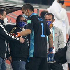 Nahuel Guzmán reclama mano a Lewandowski en plena ceremonia de premiación