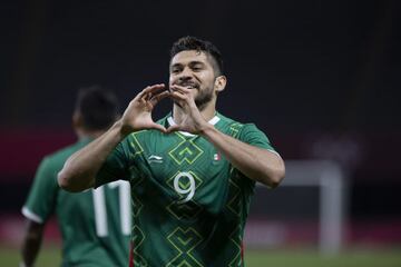 Henry Martín festeja un gol con el Tri