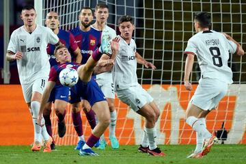 El centrocampista del Barcelona Fermín López intenta patear el balón durante el partido de fútbol.