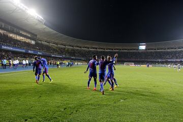 La U festeja un gol en el moderno estadio Ester Roa de Concepción en 2016.